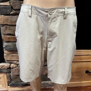 Hang Ten Light Tan Flat Front Shorts with draw string. Men’s size 34.